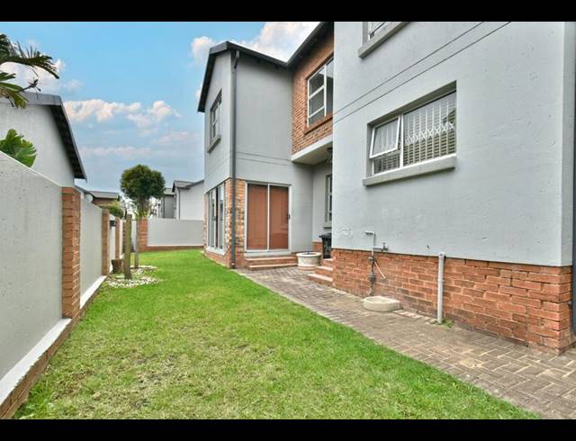 3 BEDROOM TOWNHOUSE FOR SALE IN HONEYDEW MANOR
